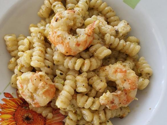 Pasta con gamberi e pesto di pistacchi