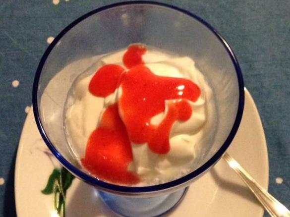Mousse di Yogurt con Salsa di Fragole