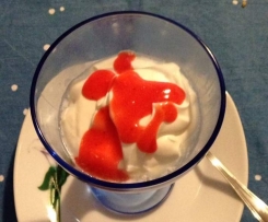 Mousse di Yogurt con Salsa di Fragole