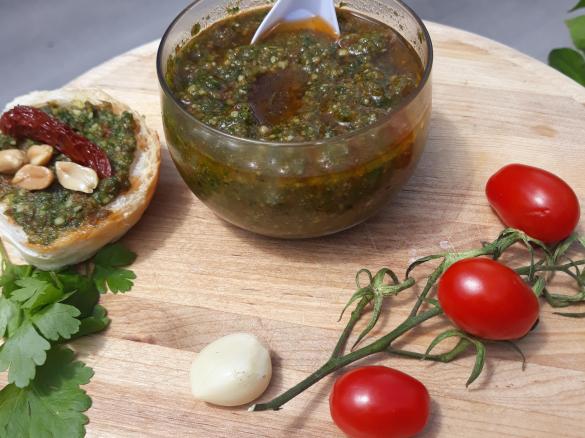 PESTO RUSTICO A FREDDO  CON PREZZEMOLO TIMO POMODORI SECCHI E ARACHIDI (CONTEST PESTO E CONDIMENTI)