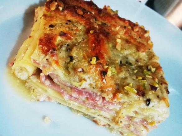 Lasagna mortadella e pistacchio