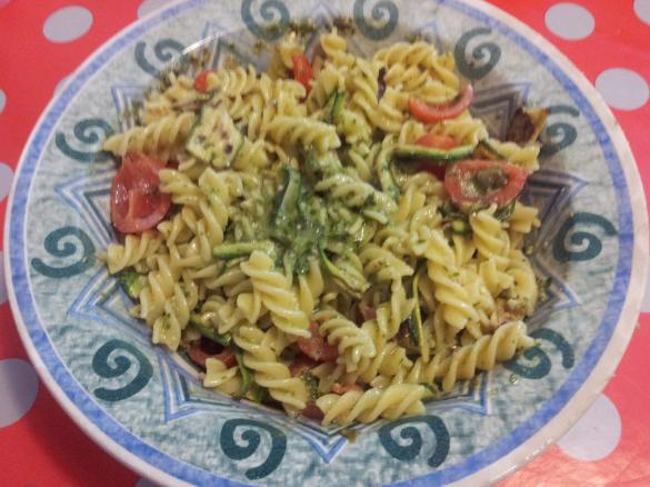 Insalata di pasta (senza glutine) con pesto, zucchine grigliate e pomodorini