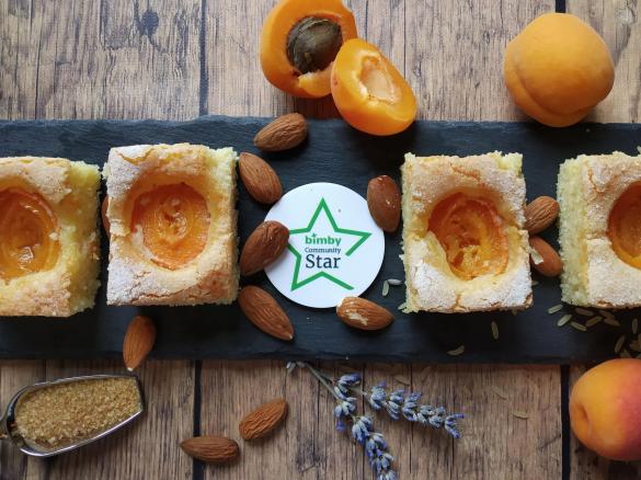 Quadrotti alle albicocche e lavanda