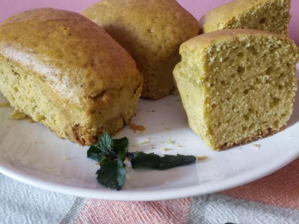 Mini plum cakes (o ciambella) alle foglie di menta con gocce di cioccolata