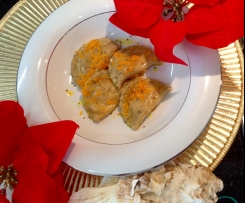 Mezzelune di pistacchio al salmone e ricotta con burro, zucca croccante e semi di papavero - Natale