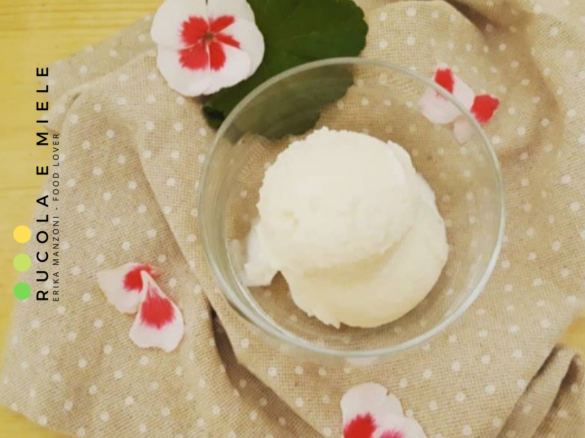 Gelato cremoso fiordilatte al geranio