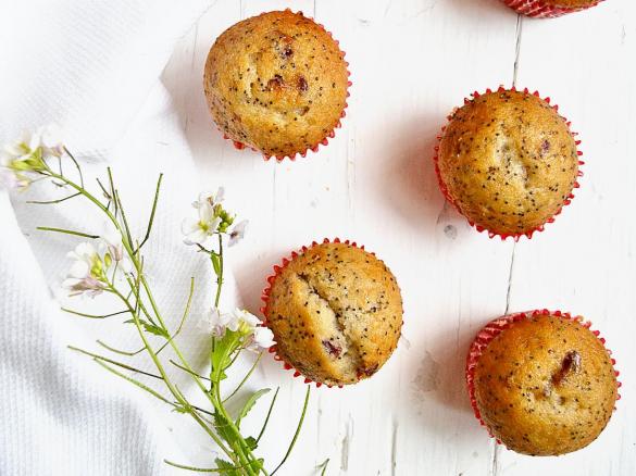 Muffin all'acqua con banana, frutti rossi e semi di papavero