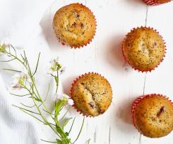 Muffin all'acqua con banana, frutti rossi e semi di papavero