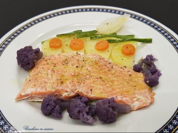 Salmone al cartoccio con verdure al vapore e vellutata
