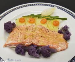 Salmone al cartoccio con verdure al vapore e vellutata