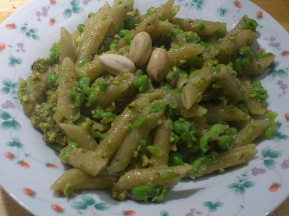 Pasta con piselli e pesto di pistacchi