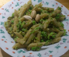 Pasta con piselli e pesto di pistacchi