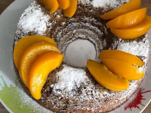 Ciambellone al cioccolato e pesche sciroppate