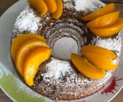 Ciambellone al cioccolato e pesche sciroppate