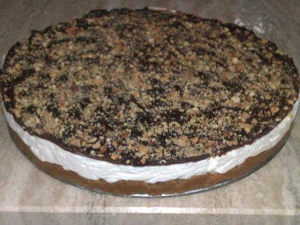 cheesecake con copertura di cioccolato e granella di nocciole