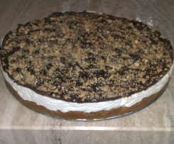 cheesecake con copertura di cioccolato e granella di nocciole