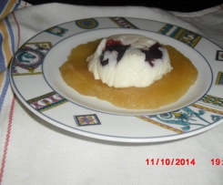 Cremoso di panna con more,su salsa di mele 