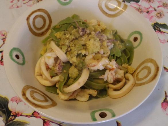 Paglia e fieno piccante con calamari e broccolo romanesco