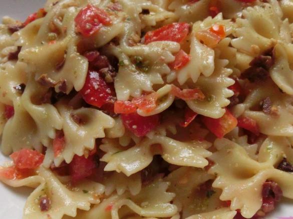 Pasta fredda olive taggiasche, pomodori e pesto