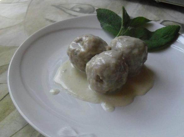 Gnocconi di pane(reciclone) con speak e salsa al formaggio