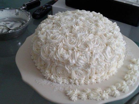 Torta compleanno floreale con crema pasticciera nocciola e gianduia. Frosting mascarpone e panna