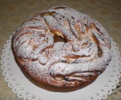 Ciambella brioche con pere, cannella e gocce di cioccolato