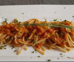 Spaghetti integrali con zucchine al pomodoro aromatizzato