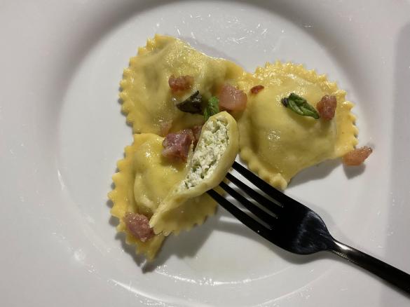 Ravioli di asparagi selvatici e ricotta