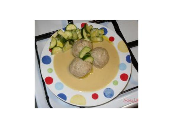 Polpette delicate su vellutata di ceci con contorno di zucchine al vapore