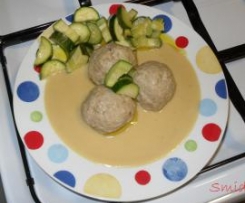 Polpette delicate su vellutata di ceci con contorno di zucchine al vapore