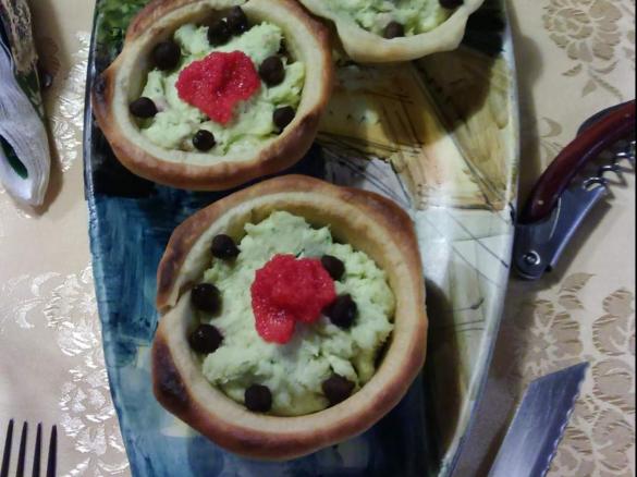 Ciotole di pane con baccalà mantecato e ceci neri