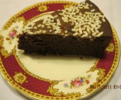 Torta morbida con frutta secca e cioccolato