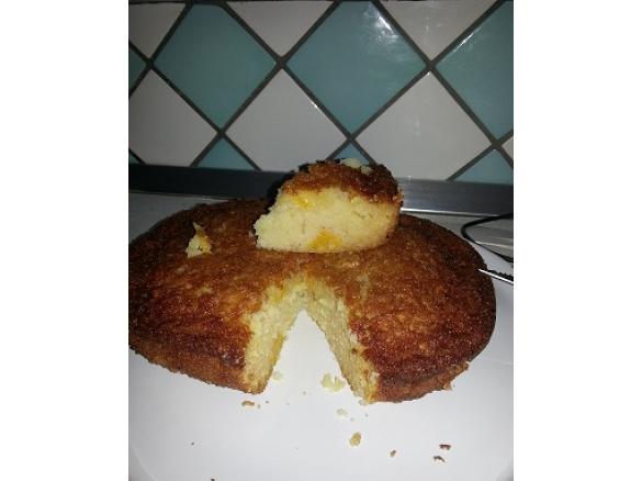 torta con 9 albumi e pesche sciroppate