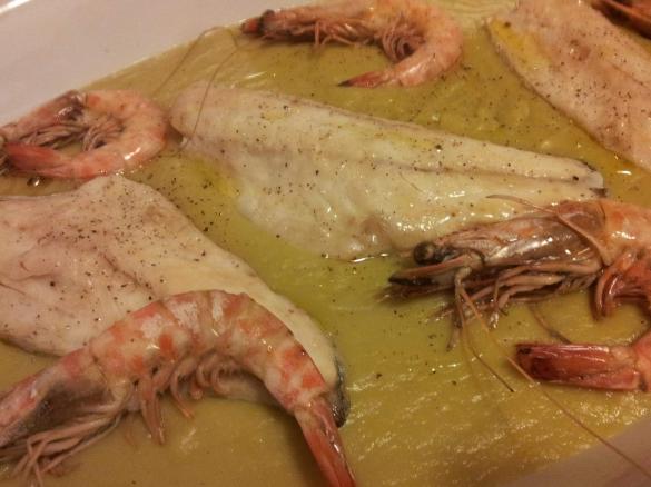 Filetti di branzino e mazzancolle con crema di porri, curry e patate americane