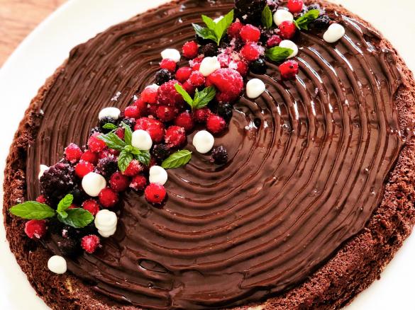Crostata morbida al cioccolato e frutti di bosco