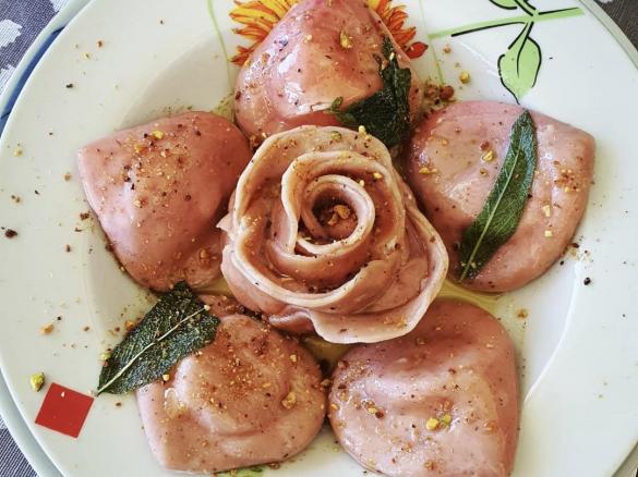 Rose e cuoricini ripieni di prosciutto cotto alla brace e ricotta