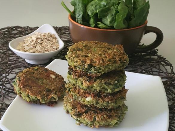 Burger di quinoa con spinaci, fiocchi d'avena e feta