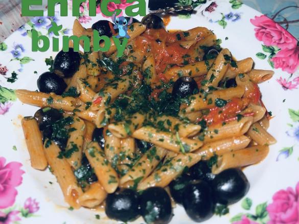 Pasta integrale olive nere e pachino