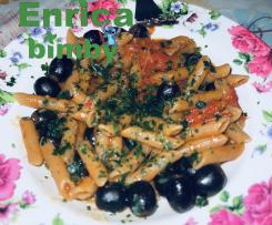 Pasta integrale olive nere e pachino