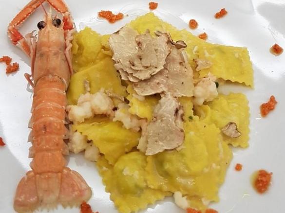 Ravioli di gamberi rosa con scampi e tartufo