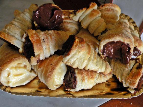 CORNETTINI DI SFOGLIA RIPIENI DI CREMA
