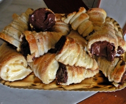 CORNETTINI DI SFOGLIA RIPIENI DI CREMA