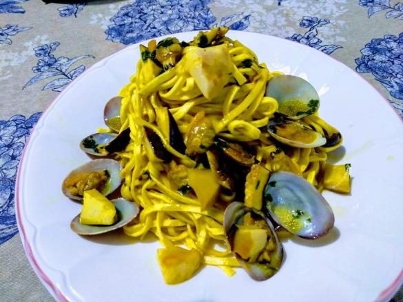 Tagliolini con porcini, vongole e zafferano