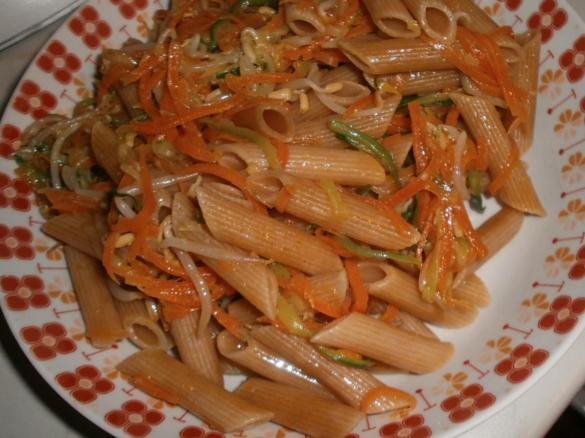 Penne con germogli di soia e verdure