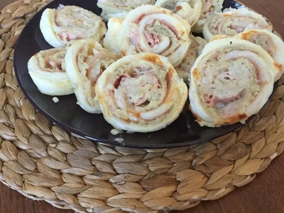 Girelle di pasta sfoglia con stracchino e prosciutto cotto