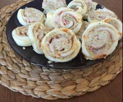 Girelle di pasta sfoglia con stracchino e prosciutto cotto