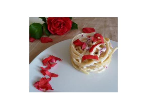 Bucatini alla crema con rose