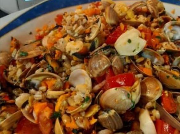 INSALATA DI FARRO CALDA CON VERDURE E PESCE