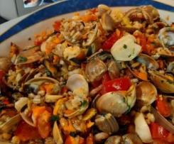 INSALATA DI FARRO CALDA CON VERDURE E PESCE