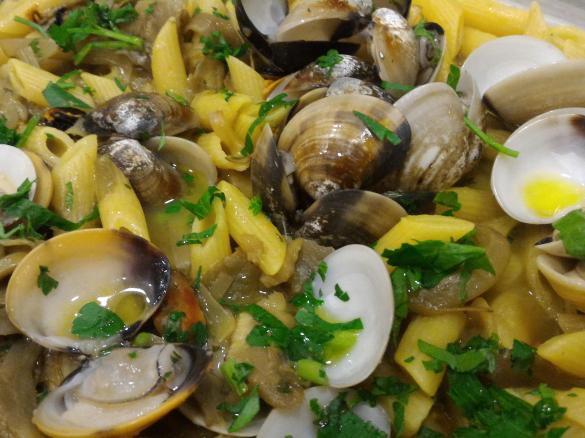 Pennette risottate con carciofi, vongole, cozze e zafferano